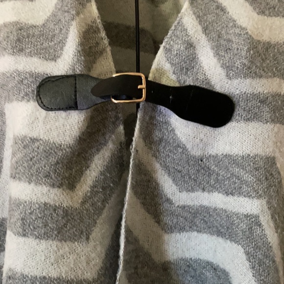 Grey chevron throw with buckle - Picture 2 of 3